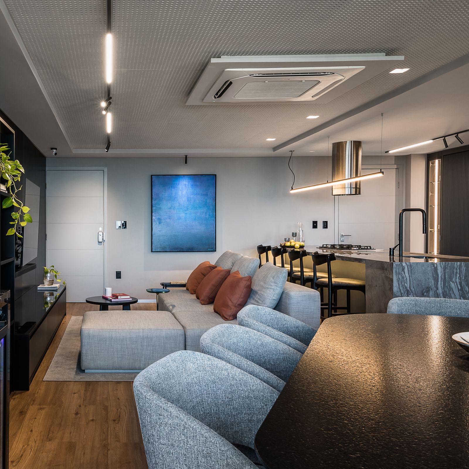 Ambiente integrado com cozinha, jantar e living executado pela Jotter