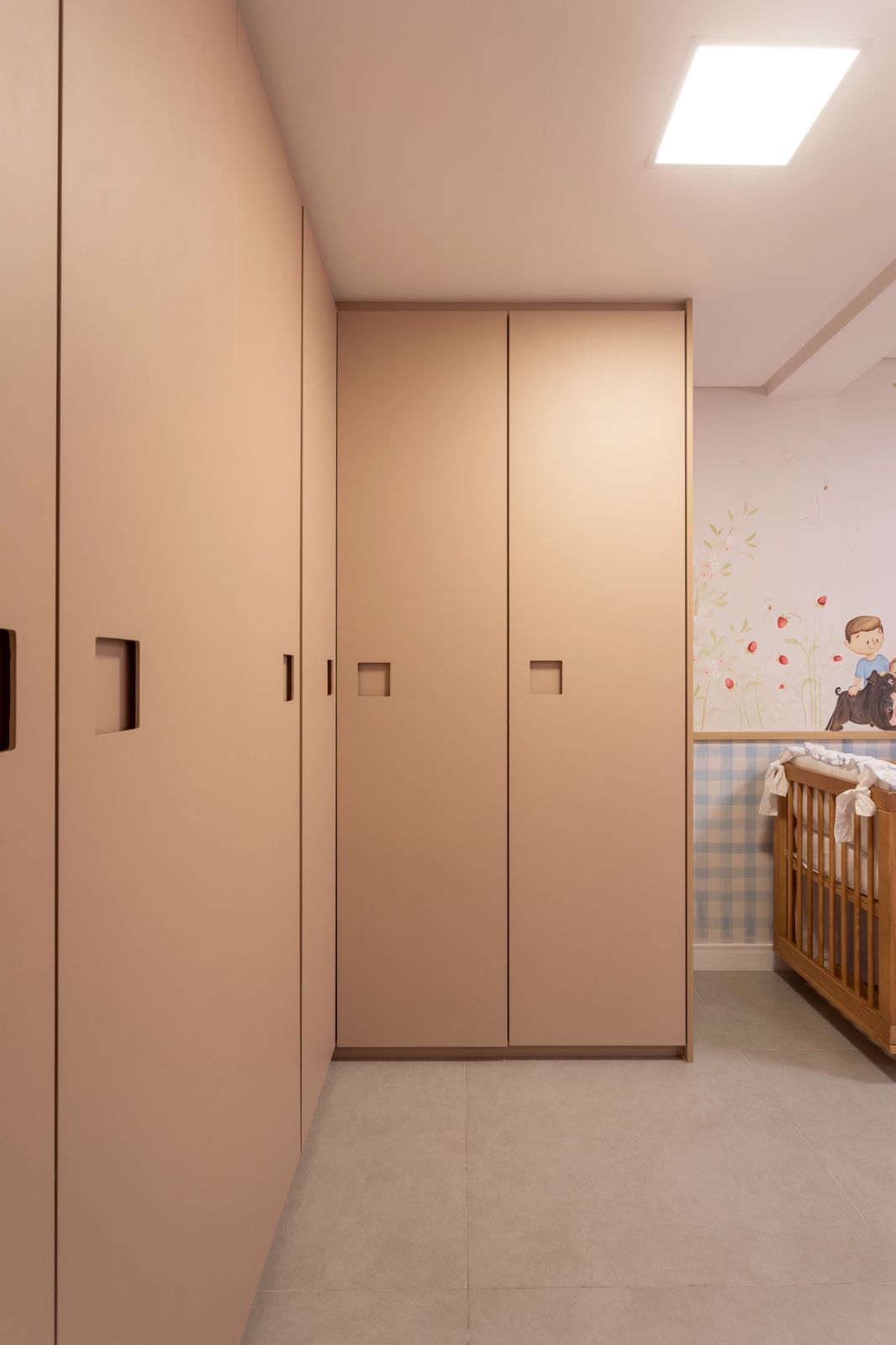 Quarto infantil com marcenaria clara e decoração suave